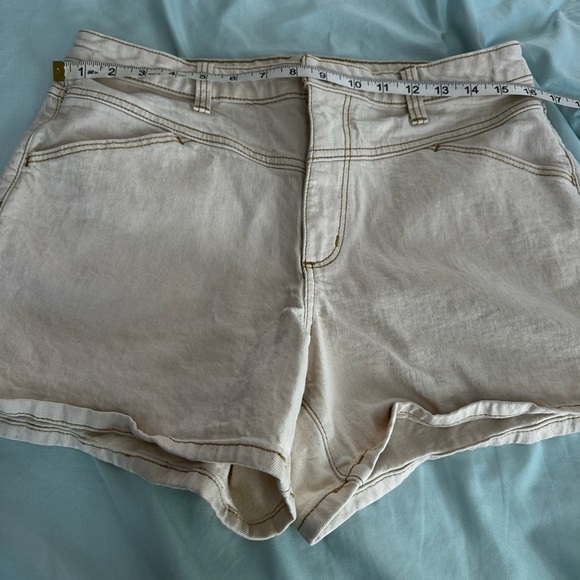 Universal Thread Shorts Womens Size 10/30R Cream Vintage Midi High Rise Stretch. - Picture 3 of 14